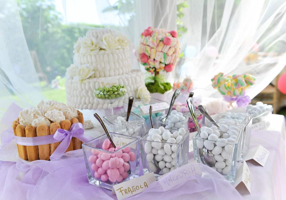 17-candy-buffet-ideas-you-can-diy-easily-2342304