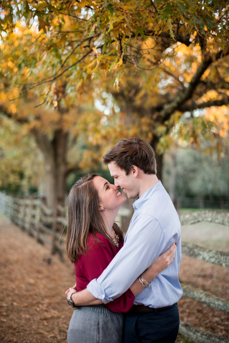 colonial_williamsburg_fall_engagement_pictures-21-4592586
