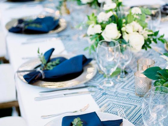 blue-and-white-wedding-colors-table-centerpiece-napkins-shawnayamamoto-4270963