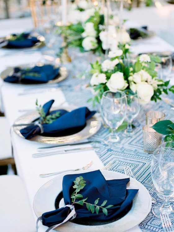 blue-and-white-wedding-colors-table-centerpiece-napkins-shawnayamamoto-4270963