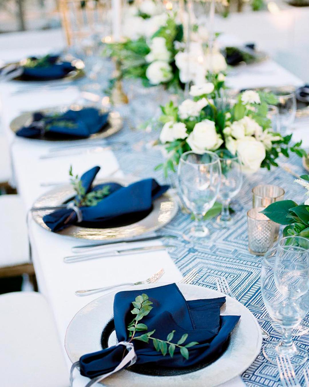 blue-and-white-wedding-colors-table-centerpiece-napkins-shawnayamamoto-4270963