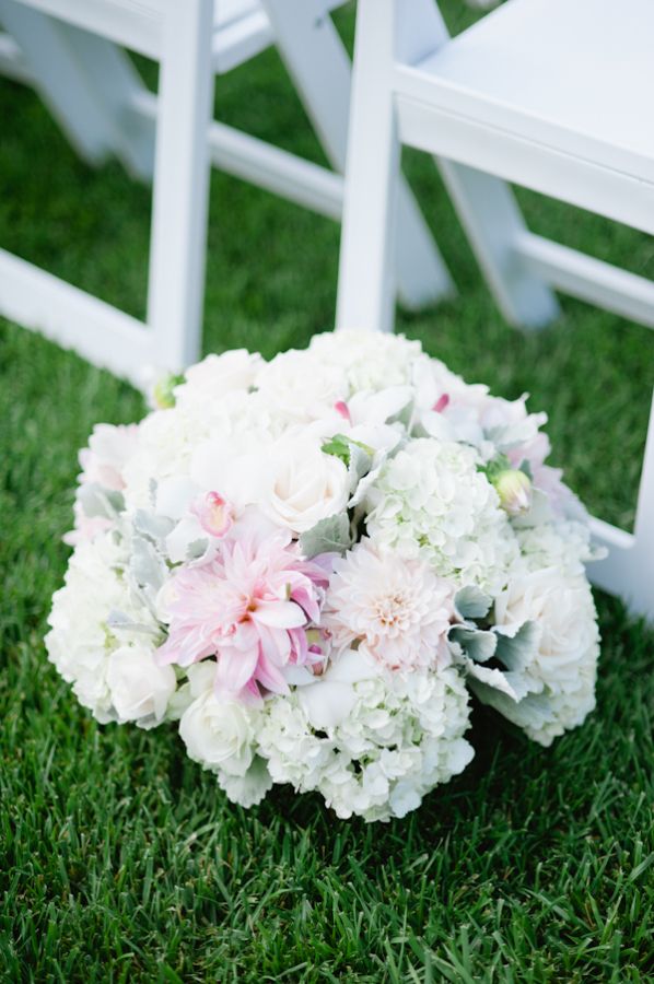 f32f4d1a5c6cd8f6fab96c86df3e148d-white-hydrangeas-white-roses-2917601