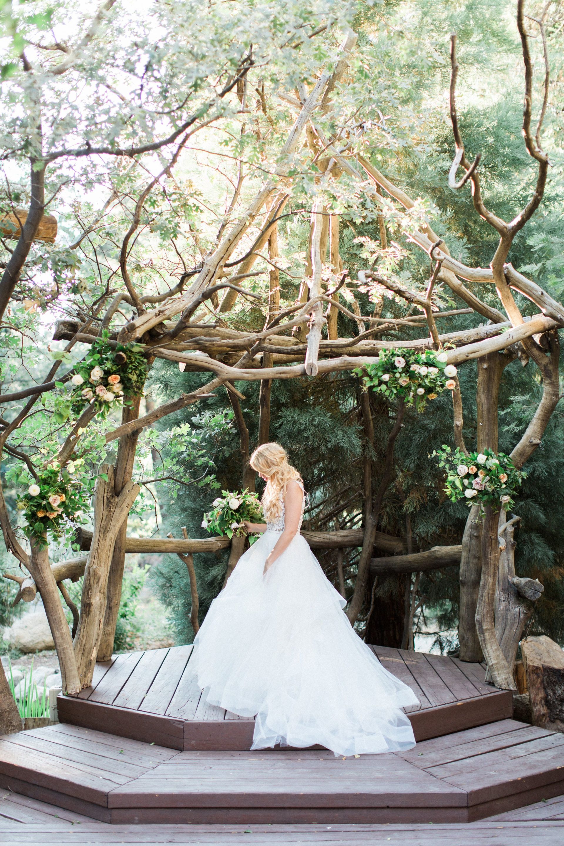 outdoor-wedding-ideas-rustic-arch-on-amie-bridal-salon-jenna-joseph-photography-pine-rose-weddings-5660658